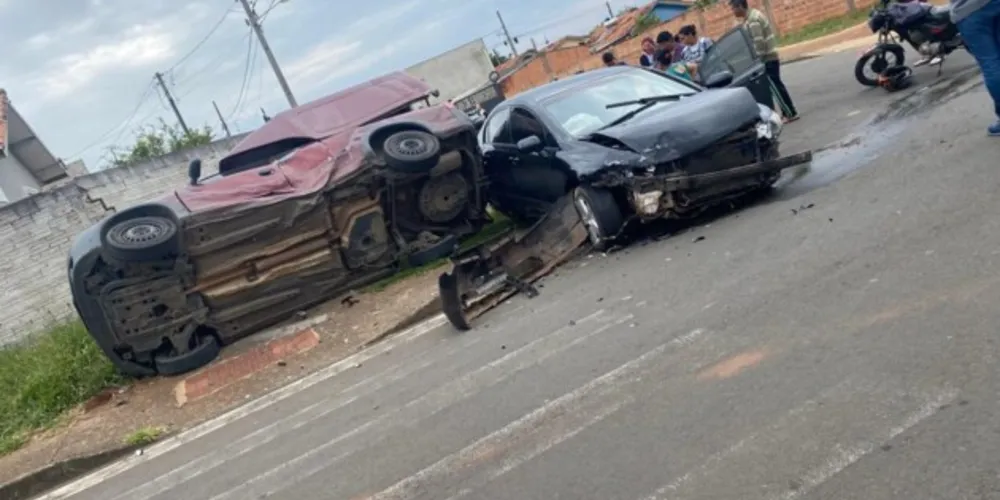 Um dos veículos quase capotou com o impacto do acidente