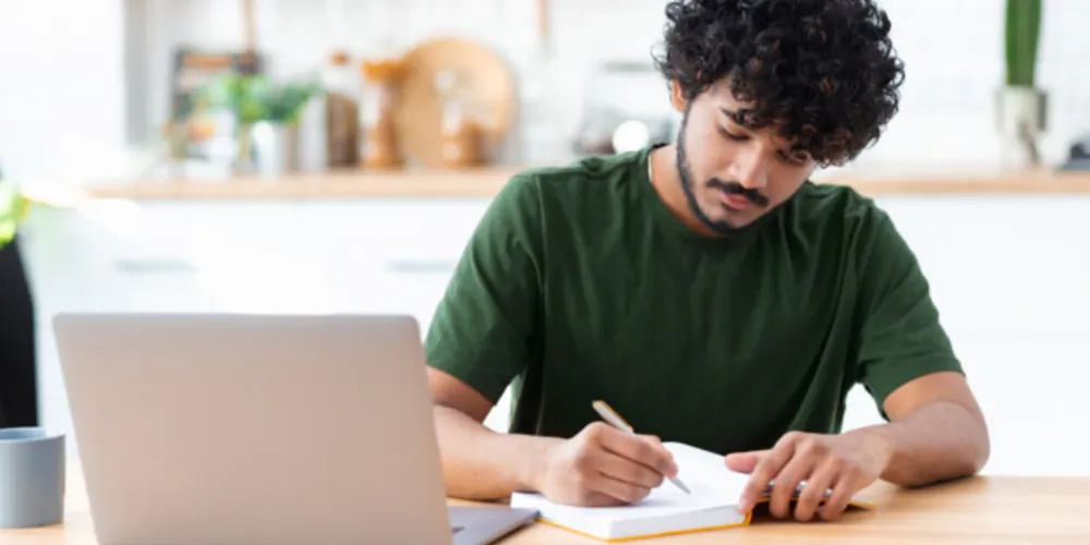 As aulas acontecem 80% na modalidade a distância e 20% na modalidade presencial, com um encontro semanal em formato presencial conectado