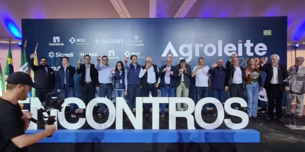 A Cooperativa Castrolanda, anfitriã, reuniu autoridades, representantes de empresas e produtores para brindar o leite