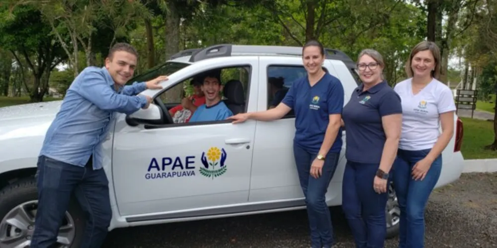 O deputado Aliel Machado com representantes da APAE de Guarapuava.