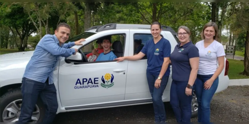 O deputado Aliel Machado com representantes da APAE de Guarapuava.