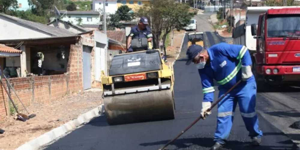 Município segue executando todas as obras contratadas pelos moradores junto à antiga empresa; cinco novas quadras estão sendo executadas nesta semana na Vila Coronel Cláudio, com investimentos de R$ 932 mil