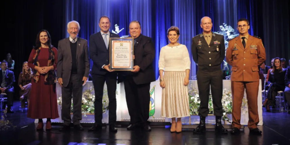 Evento aconteceu no Cine Teatro Ópera, onde mais de 20 personalidades receberam os títulos