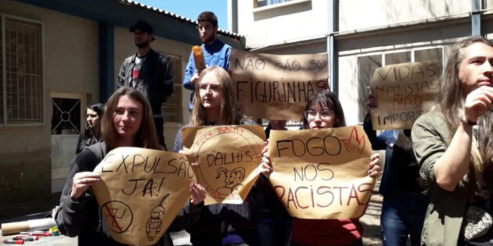 Mensagens em cartazes mostram o repúdio dos acadêmicos contra os atos racistas, nazistas e homofóbicos
