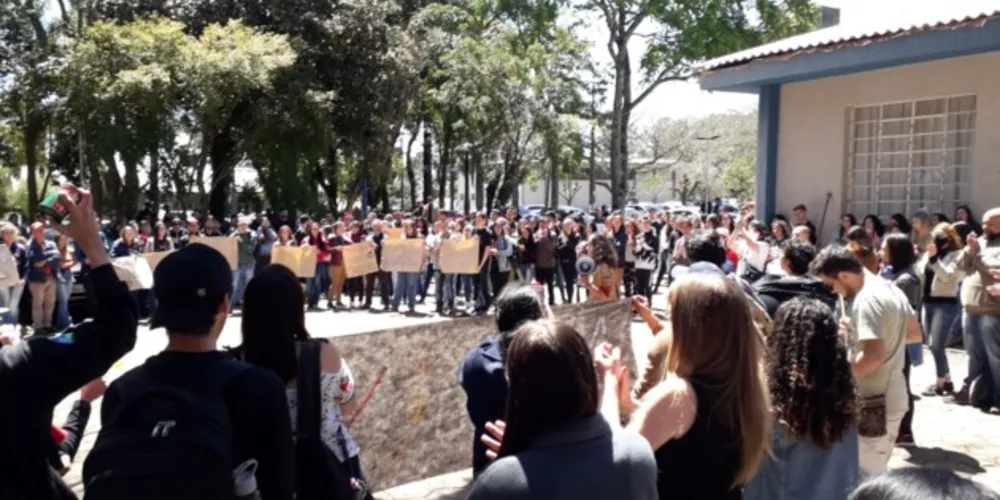 Diversos acadêmicos comparecem ao ato, que ocorre nesta sexta-feira (23)