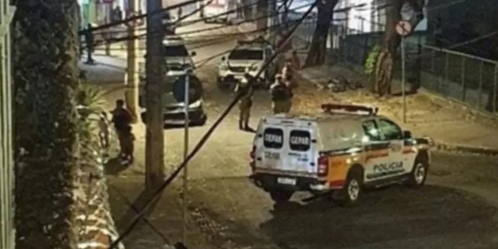 O criminoso fez o ex-enteado e um amigo da ex-namorada reféns por mais de 15 horas.