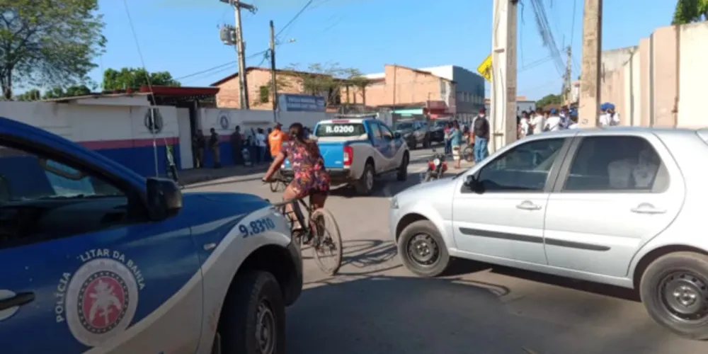 Polícia foi acionada e trocou tiros contra o invasor. Segundo testemunhas, ele seria um ex-aluno da escola municipal de Barreiras