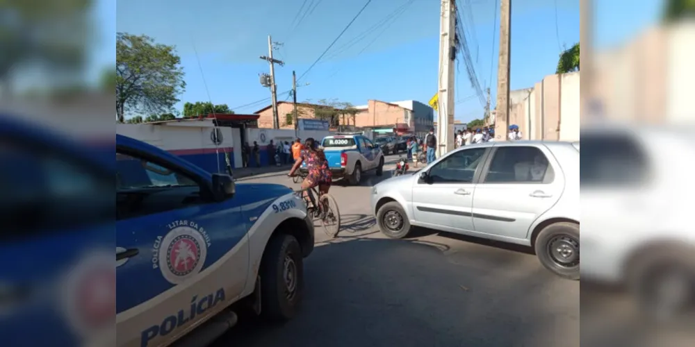 Polícia foi acionada e trocou tiros contra o invasor. Segundo testemunhas, ele seria um ex-aluno da escola municipal de Barreiras