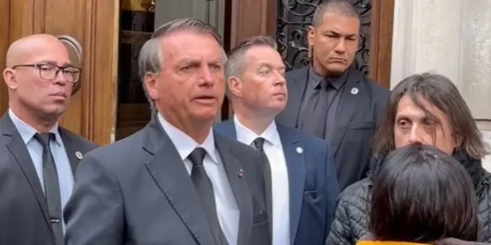 Entrevista coletiva improvisada foi concedida na casa do embaixador do Brasil em Londres