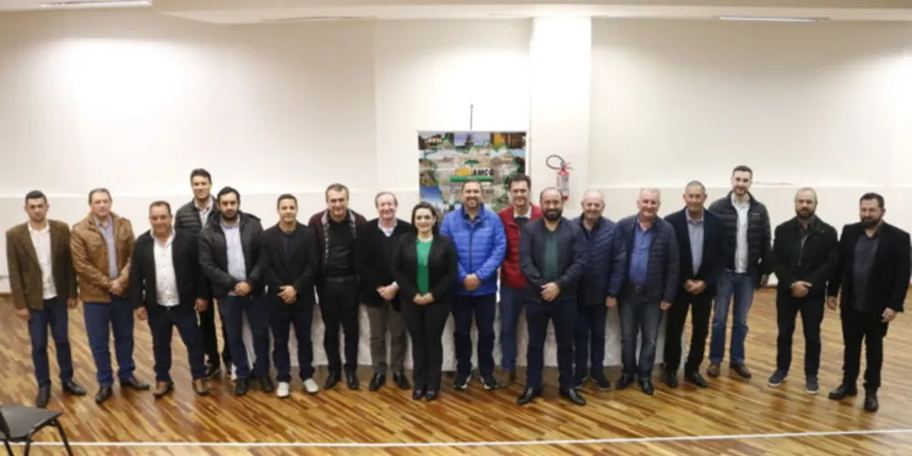 Prefeitos estiveram reunidos com o secretário estadual de Desenvolvimento Urbano e Obras Públicas, Augustinho Zucchi