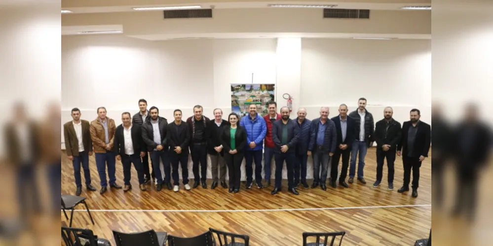 Prefeitos estiveram reunidos com o secretário estadual de Desenvolvimento Urbano e Obras Públicas, Augustinho Zucchi