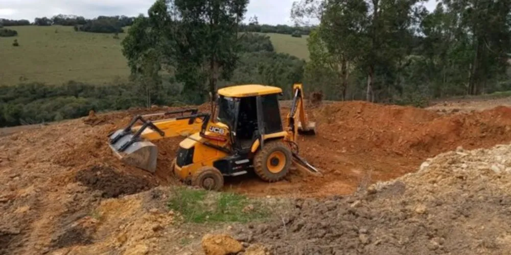 Ao todo, serão 10 propriedades rurais atendidas com serviços como construção de açúdes, bebedouros para gado, adequação de estrada vicinal e terraplanagem