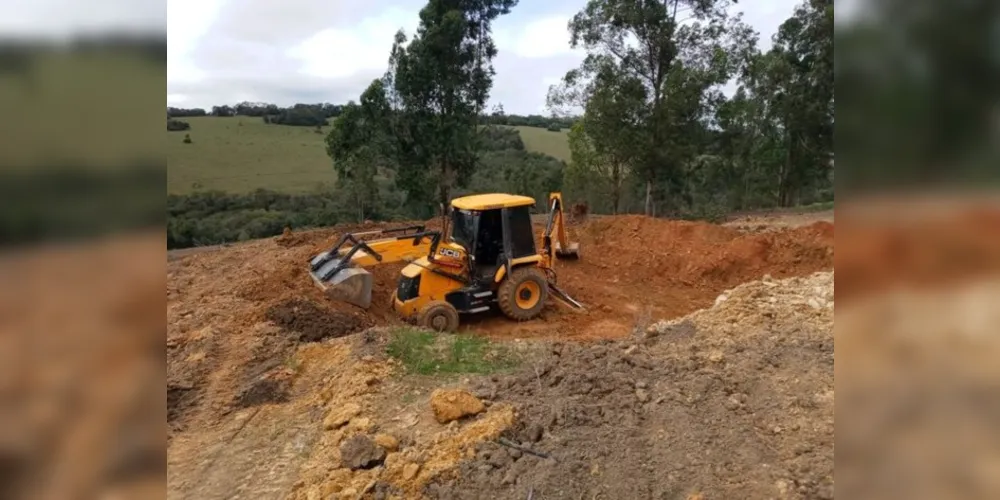 Ao todo, serão 10 propriedades rurais atendidas com serviços como construção de açúdes, bebedouros para gado, adequação de estrada vicinal e terraplanagem