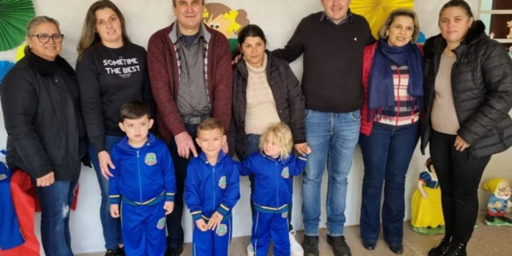 No período da manhã, o prefeito Irani Barros (PSD) participou da ditribuição dos novos uniformes escolares