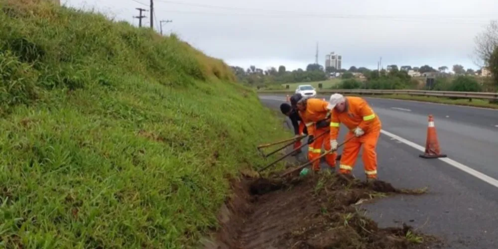 Rodovia já recebeu sinalização horizontal de eixo e bordo, colocação de tachas refletivas, além de toda a sinalização vertical de advertência