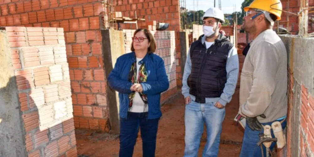 Instituição atenderá os estudantes que residem nos bairros Fonseca, Lagoão e Vila Edith. Prefeita Alcione Lemos vistoriou as obras