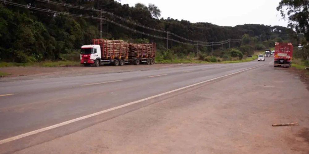 Durante o período, o tráfego na via, nas frentes de trabalho, será realizado em meia pista na maior parte do tempo, em sistema de pare e siga