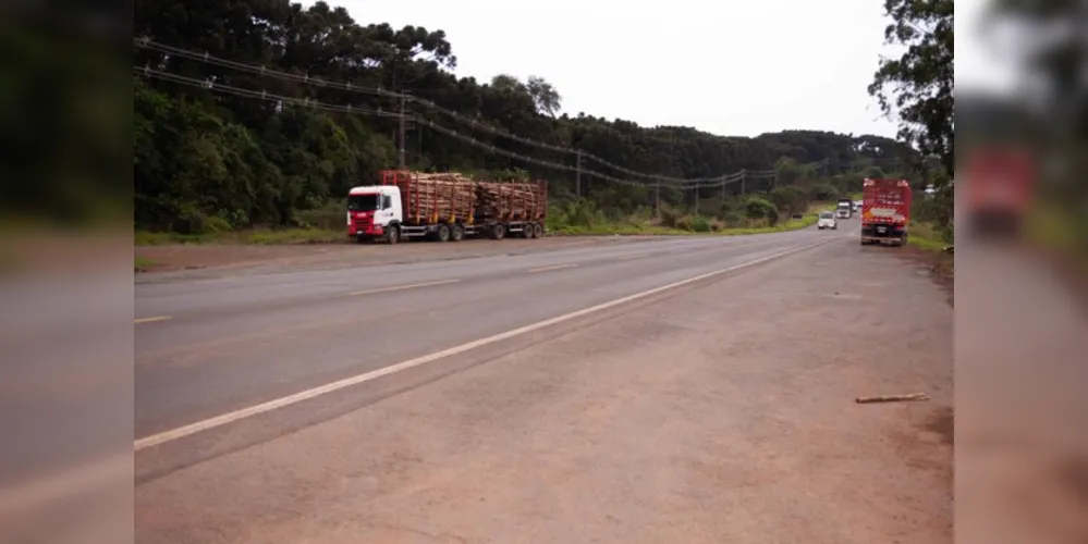 Durante o período, o tráfego na via, nas frentes de trabalho, será realizado em meia pista na maior parte do tempo, em sistema de pare e siga