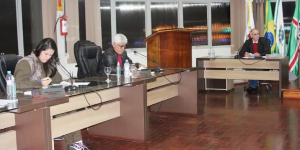 Outro projeto de lei finalizado na Casa de Leis, libera R$ 8 mil ao Poder Legislativo para uso exclusivo da concessão do vale-alimentação aos servidores da Câmara.