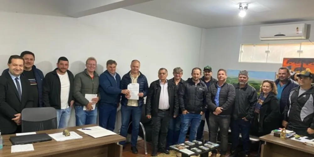Em ato simbólico, Stadler e o vice-prefeito, Evaldo Hofmann (PSDB), estiveram reunidos com os vereadores