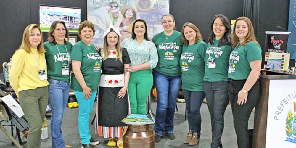 Prefeita de Carambeí, Elisangela Pedroso, esteve presente no stand organizado pelo município