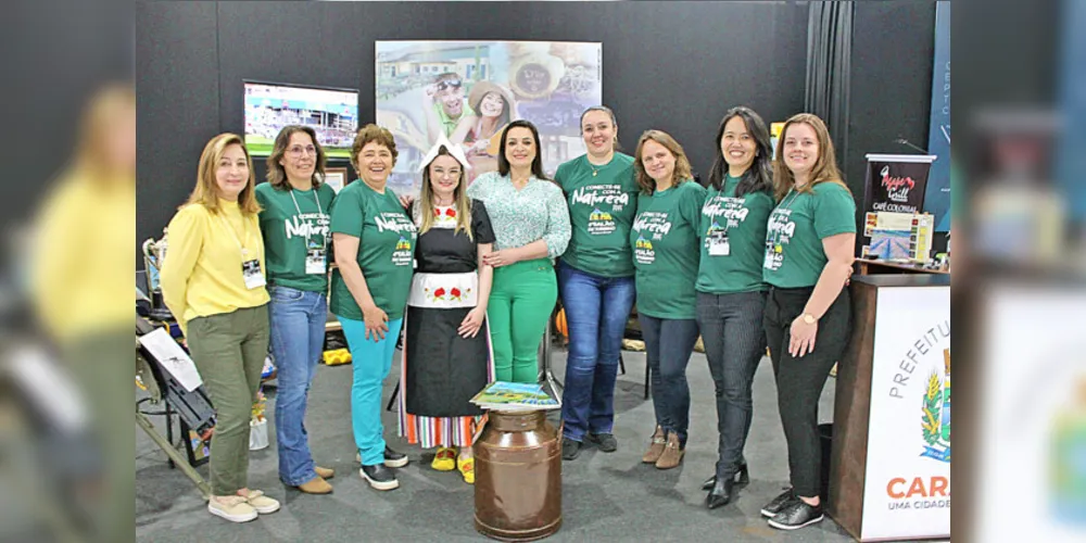 Prefeita de Carambeí, Elisangela Pedroso, esteve presente no stand organizado pelo município