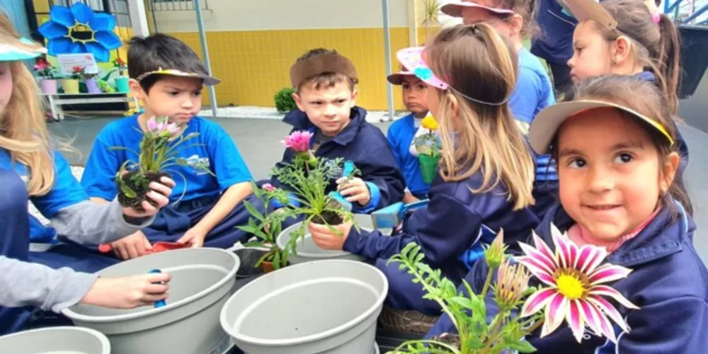 Entre amores-perfeitos, cravinas e onze horas, várias crianças colocaram as mãozinhas na terra e também levaram mudas para casa.