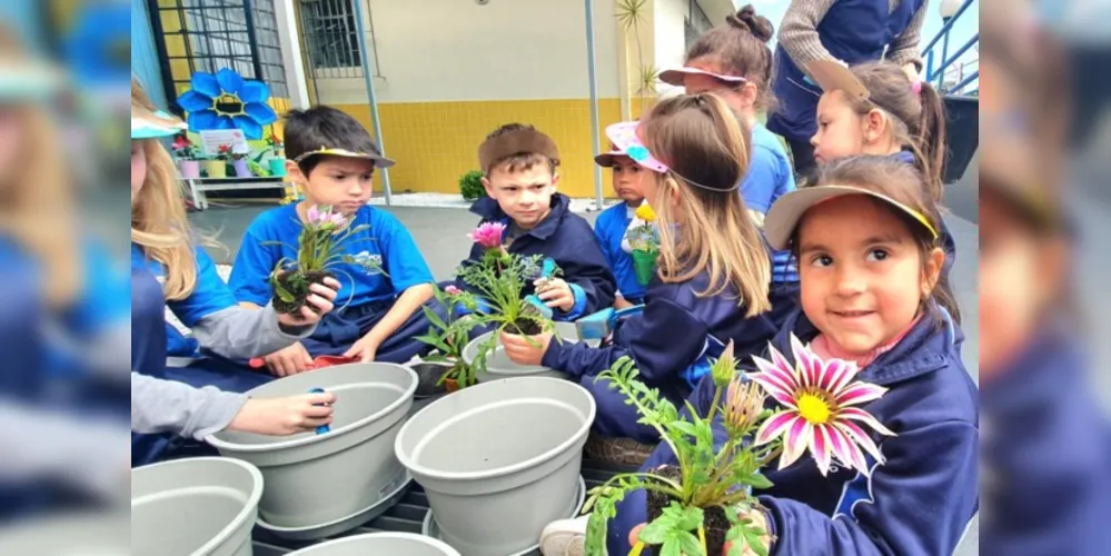 Entre amores-perfeitos, cravinas e onze horas, várias crianças colocaram as mãozinhas na terra e também levaram mudas para casa.