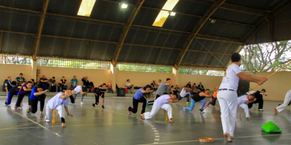 O serviço poderá ser oferecido por pessoas físicas ou jurídicas, desde que contemplados os itens previstos em edital, com remuneração feita a partir de valor hora/aula