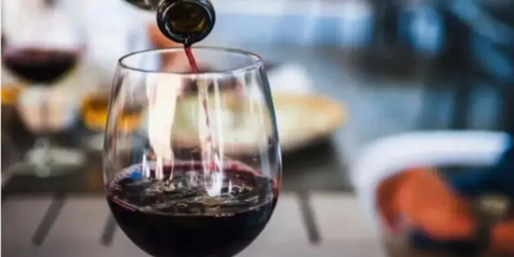 Os voluntários dessa pesquisa foram instruídos a comprar dois tipos de garrafas de vinho para beber em casa