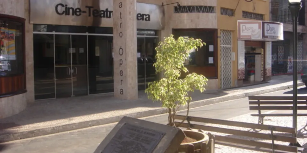 O concerto passa por músicas que conduzem o público de maneira fantasiosa a agradecer, tocar e amar