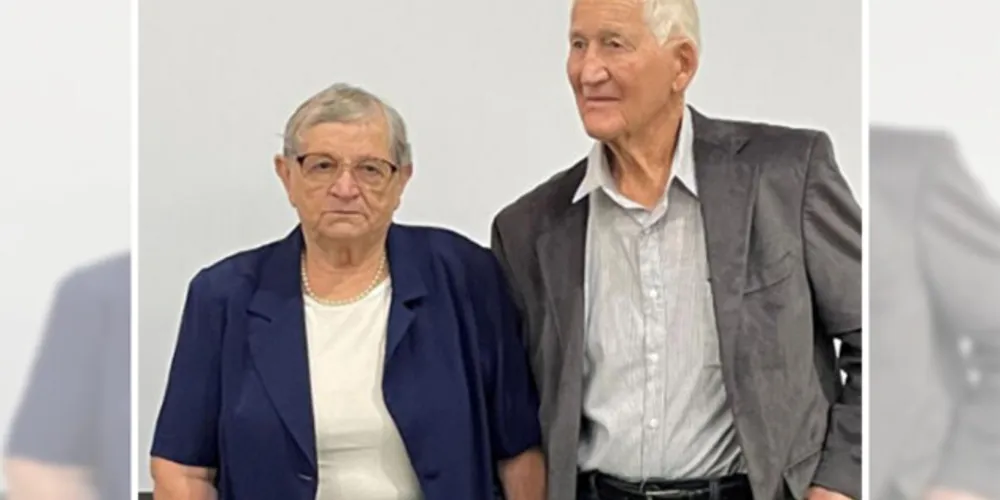 Walter Degger e sua esposa foram homenageados pela cooperativa com uma placa no início deste ano