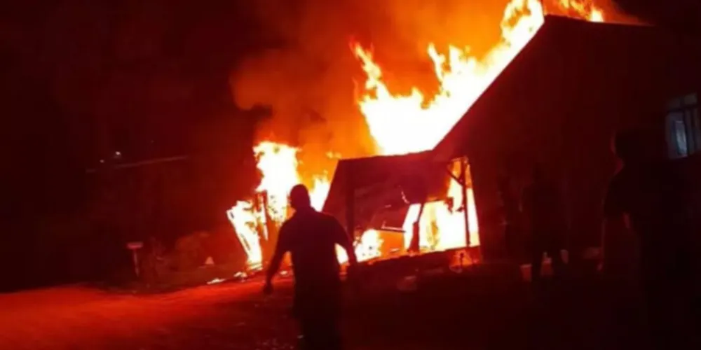Homem tenta se salvar no banheiro, mas morre em incêndio em Almirante Tamandaré