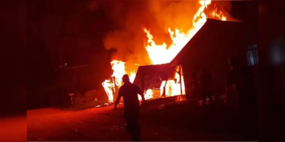 Homem tenta se salvar no banheiro, mas morre em incêndio em Almirante Tamandaré