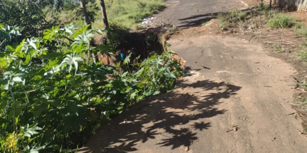 Cratera já ocupa mais da metade da via pública.