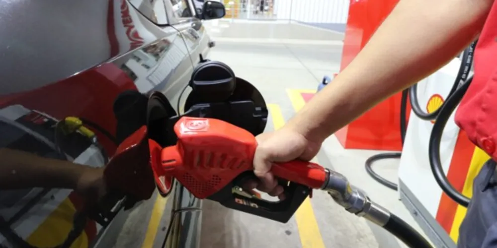 A diminuição se deu principalmente por conta da redução de impostos estaduais (ICMS) e duas baixas anunciadas pela Petrobras