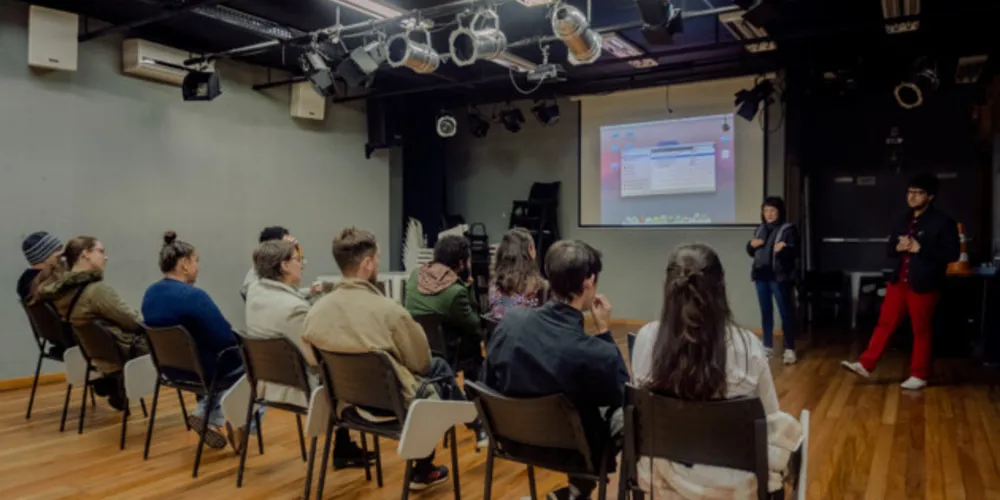 Ulokelu - Oficinas de Cinema de Ponta Grossa é um projeto aprovado pelo programa de fomento da Fundação Municipal de Cultura e promove oficinas gratuitas para incentivar a formação em cinema da população de Ponta Grossa