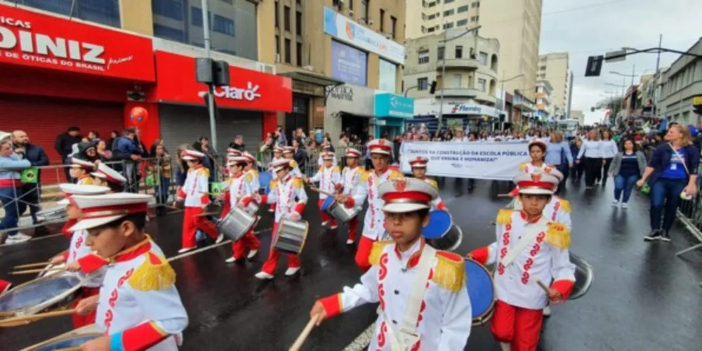 Participam do desfile 63 instituições, com expectativa da passagem de 8 mil pessoas pela avenida