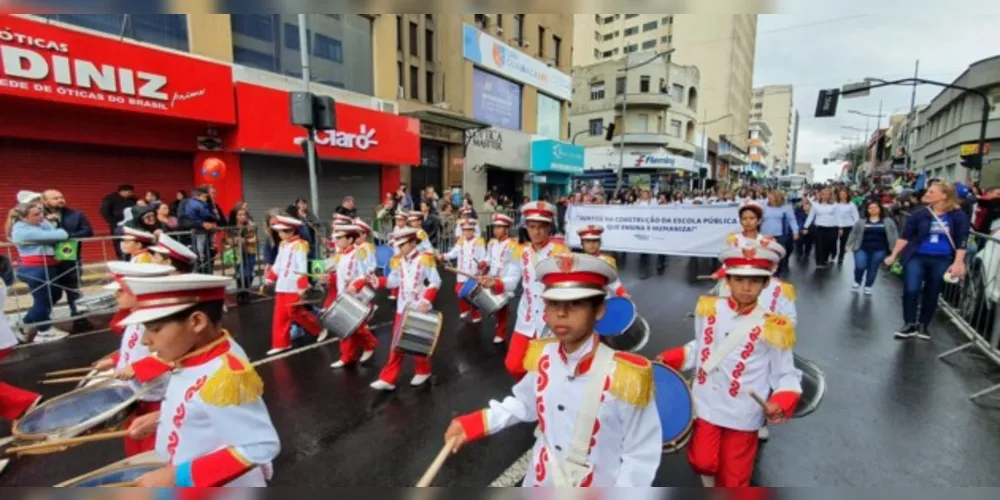 Participam do desfile 63 instituições, com expectativa da passagem de 8 mil pessoas pela avenida