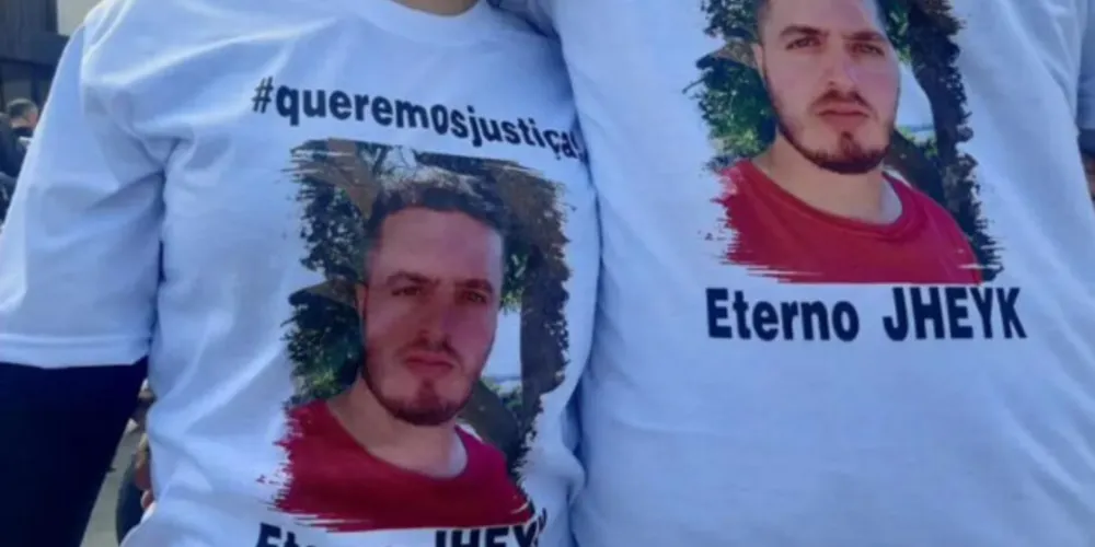 Amigos e familiares de motoboy morto por digital influencer protestam por justiça