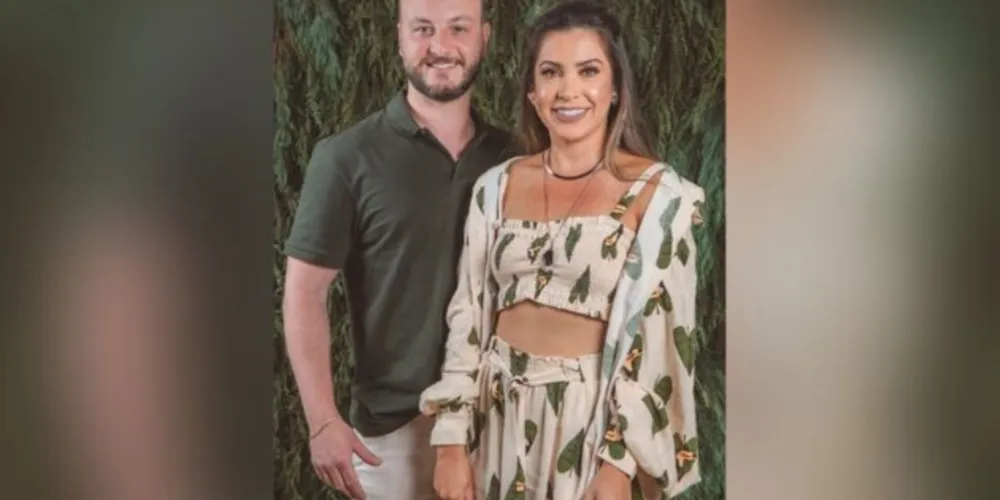 BRINDE À VIDA – O advogado Airton J. D. Coradassi Filho receberá as felicitações pelo seu aniversário na próxima segunda –feira (18). No registro especial, Airton com sua esposa, Lais Coradassi. Da coluna RC os votos de plenas realizações.