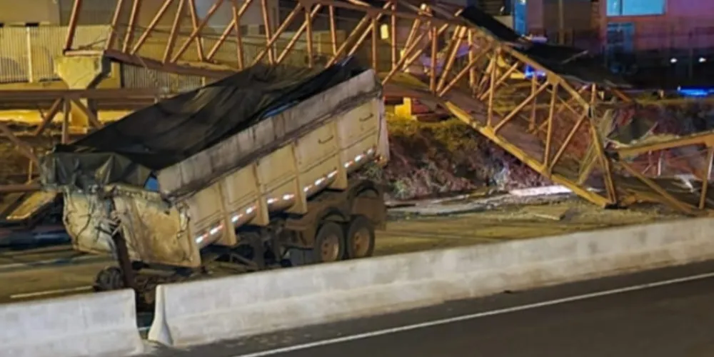 No PR, carreta com caçamba levantada derruba passarela