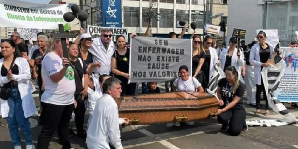 Profissionais da enfermagem realizaram manifestações em Ponta Grossa, recentemente, contra decisão do STF