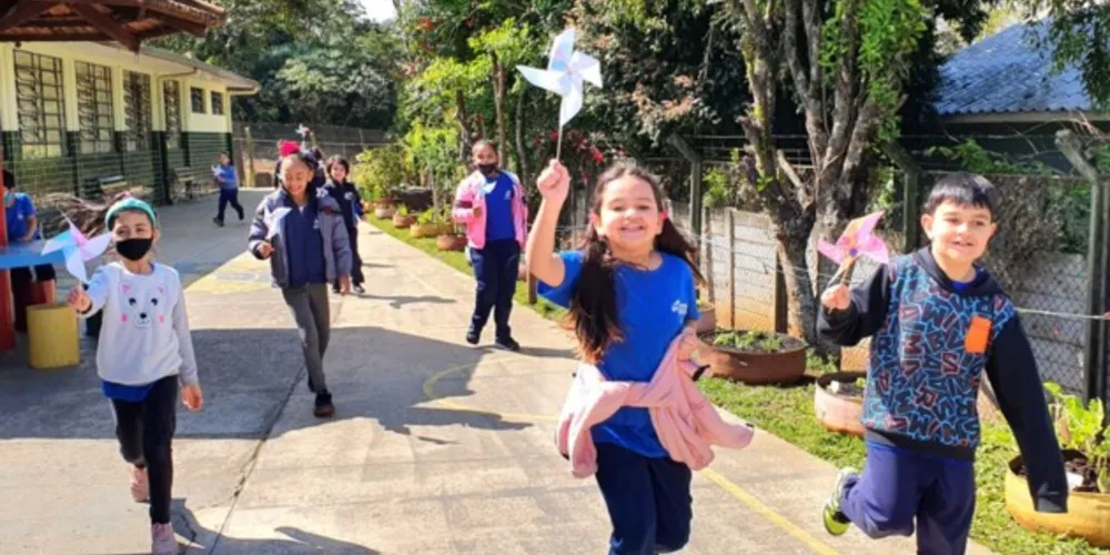 Escola agrega energias renováveis e reaproveitamento de 'blisters' a ações já realizadas pela unidade