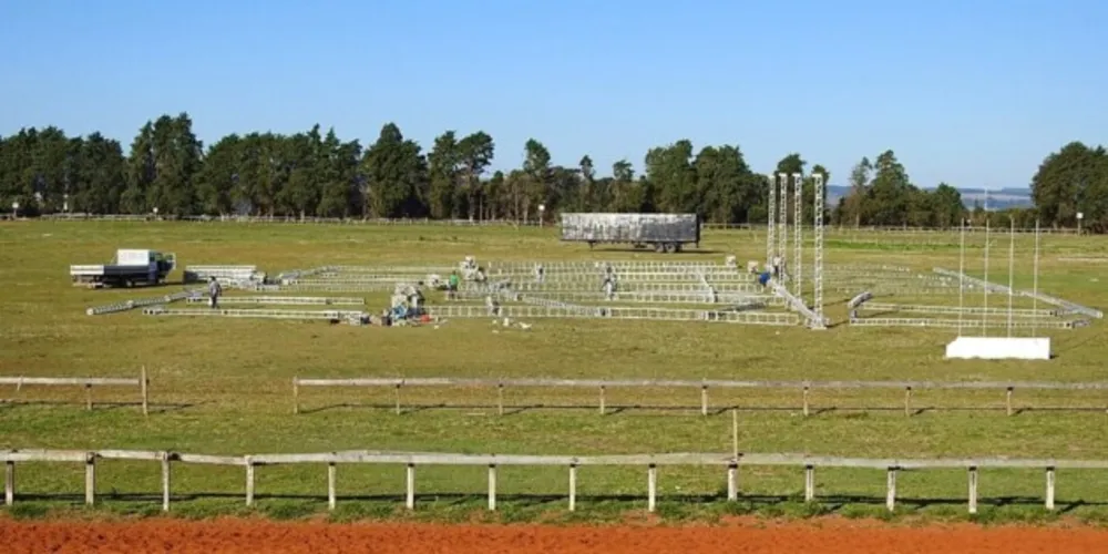 Estrutura da Expocon começou a ser montada em julho, mas as chuvas dos últimos dias comprometeu os avanços