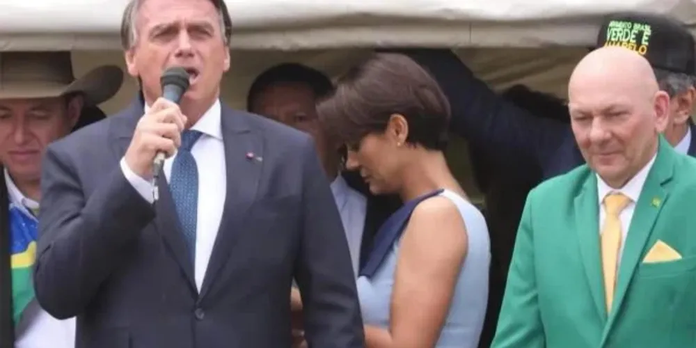 Ao falar de Janja, em ataque velado à esposa do petista, Bolsonaro disse que “não há o que discutir”