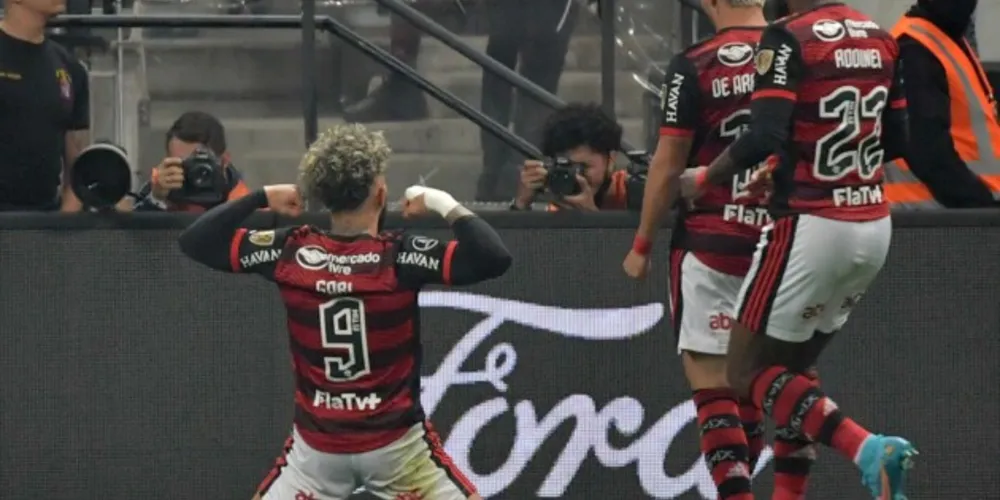 Vitória de 2 a 0 em São Paulo deixa o Rubro-Negro próximo à semifinal