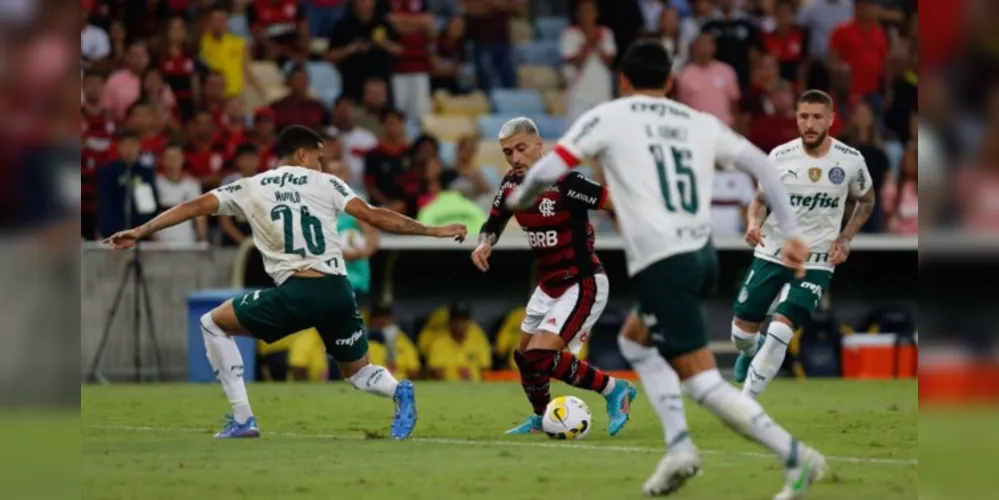 Palmeiras e Flamengo se enfrentam neste domingo (21)