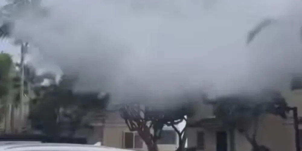 Moradores da região fizeram um mutirão de limpeza para recolher os entulhos que sobraram da tragédia; além das casas, as ondas destruíram um muro um pouco antes de um casamento começar