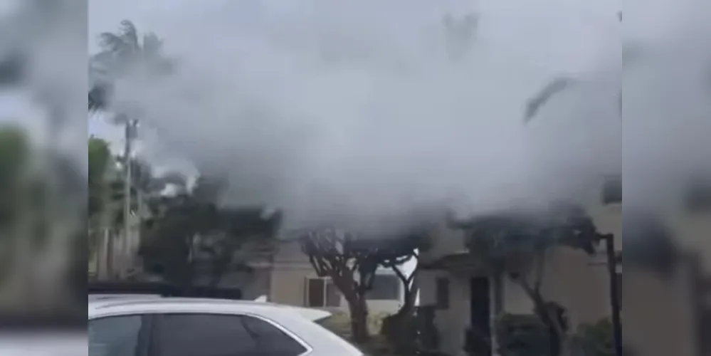 Moradores da região fizeram um mutirão de limpeza para recolher os entulhos que sobraram da tragédia; além das casas, as ondas destruíram um muro um pouco antes de um casamento começar